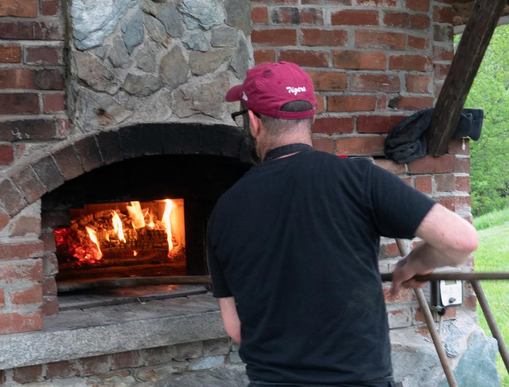 Wood-fired pizza oven